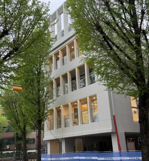 양재동 뛰어난 디자인의 대수선한 신축급 코너건물(통임대)