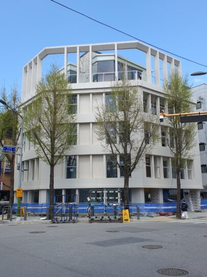 양재동 뛰어난 디자인의 대수선한 신축급 코너건물(전체명도가능)