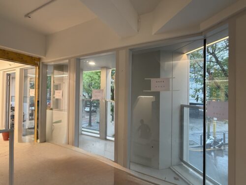 양재동 뛰어난 디자인의 대수선한 신축급 코너건물(전체명도가능)